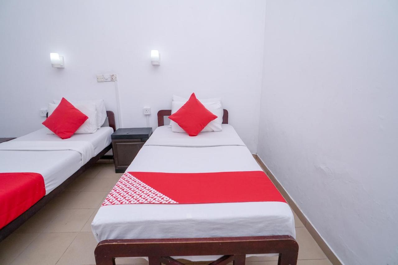 Oyo 384 Dilena Beach Resort Unawatuna Room photo