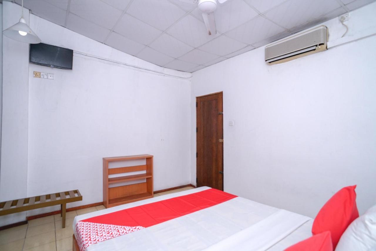 Oyo 384 Dilena Beach Resort Unawatuna Room photo